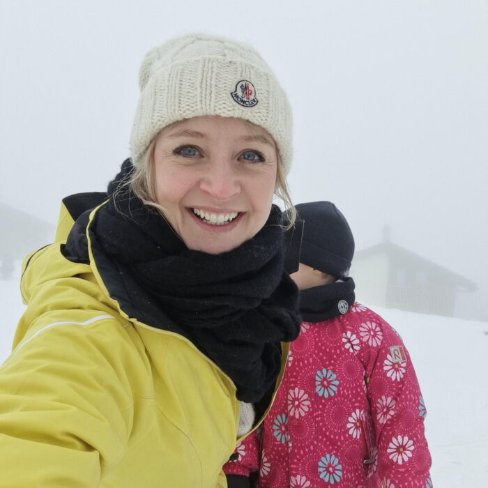 Barbara Borer-Mathys mit Kind im Schnee