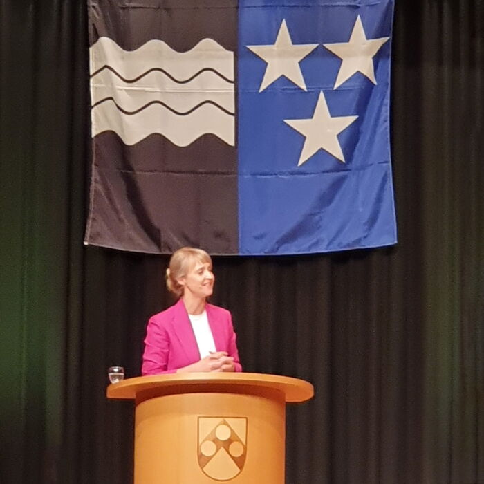 Rede von Barbara Borer-Mathys vor Aargauer Flagge